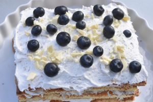 Firkantet lagkage med rabarber og kokos