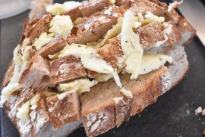 Hvidløgsbrød med parmesanost - nem opskrift