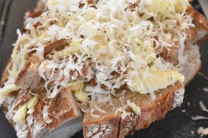 Hvidløgsbrød med parmesanost - nem opskrift