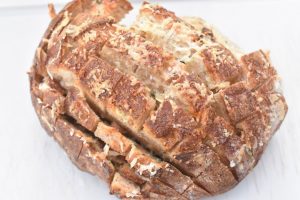 Hvidløgsbrød med parmesanost - nem opskrift