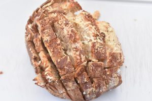 Hvidløgsbrød med parmesanost - nem opskrift