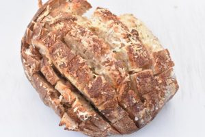 Hvidløgsbrød med parmesanost - nem opskrift