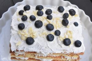 Firkantet lagkage med rabarber og kokos