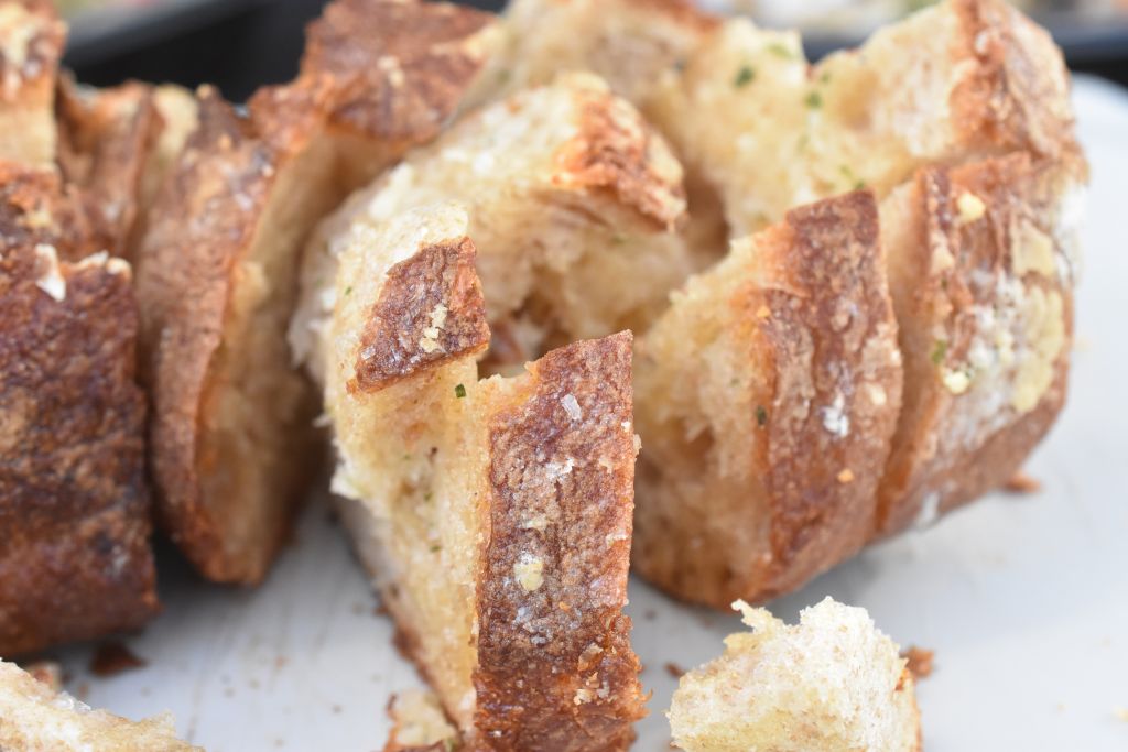 Hvidløgsbrød med parmesanost - nem opskrift