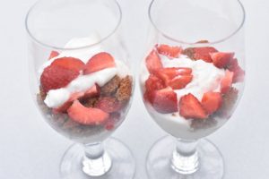 DSC_0278 • nogetiovnen.dk Dessert i glas med skyr, Bastogne og jordbær