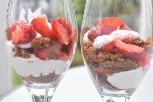 DSC_0289 • nogetiovnen.dk Dessert i glas med skyr, Bastogne og jordbær