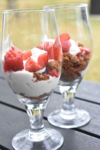 Dessert i glas med skyr, Bastogne og jordbær