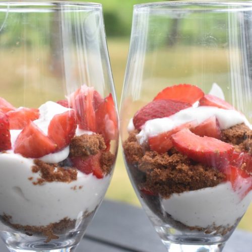 Dessert i glas med skyr, Bastogne og jordbær