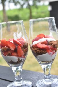 DSC_0298 • nogetiovnen.dk Dessert i glas med skyr, Bastogne og jordbær