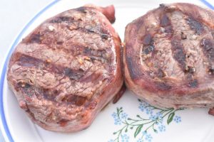 DSC_0365 • nogetiovnen.dk Tournedos med bacon på grill med tilbehør