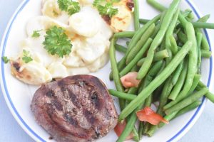 Tournedos med bacon på grill med tilbehør
