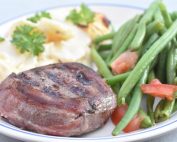 Tournedos med bacon på grill med tilbehør