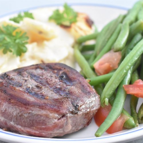 Tournedos med bacon på grill med tilbehør