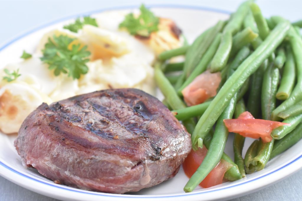 Tournedos med bacon på grill med tilbehør