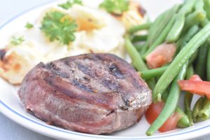 Tournedos med bacon på grill med tilbehør