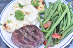 DSC_0389 • nogetiovnen.dk Tournedos med bacon på grill med tilbehør