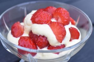 Jordbær med råcreme - nem dessert opskrift