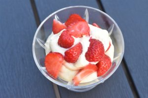 Jordbær med råcreme - nem dessert opskrift