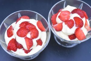 Jordbær med råcreme - nem dessert opskrift