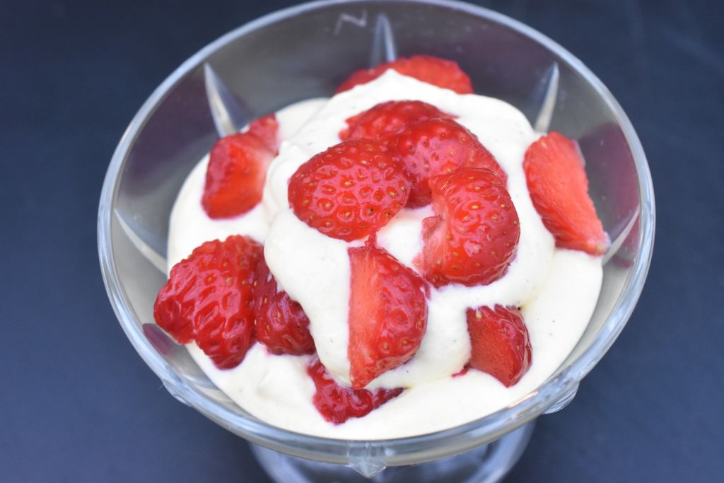 Jordbær med råcreme - nem dessert opskrift