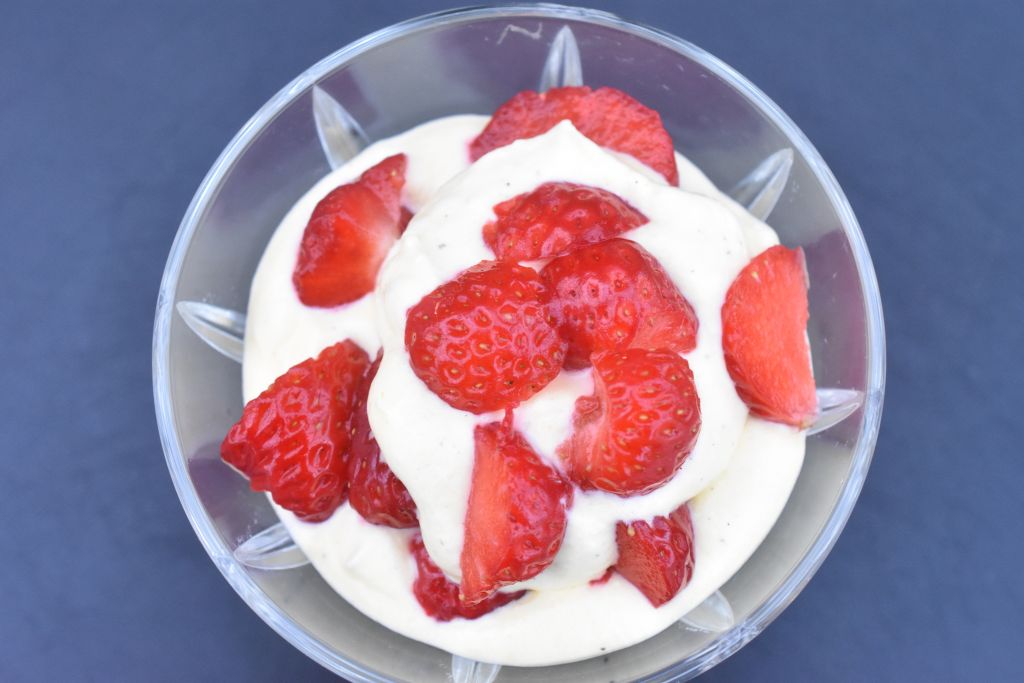 Jordbær med råcreme - nem dessert opskrift