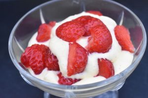 Jordbær med råcreme - nem dessert opskrift