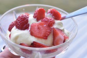 Jordbær med råcreme - nem dessert opskrift