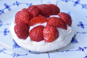 Marengs fuglereder med flødeskum & jordbær