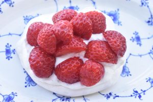 DSC_0499 • nogetiovnen.dk Marengs fuglereder med flødeskum & jordbær