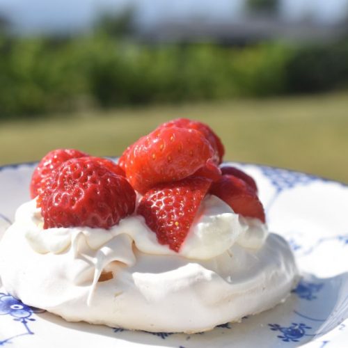 Marengs fuglereder med flødeskum & jordbær