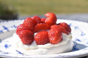 DSC_0510 • nogetiovnen.dk Marengs fuglereder med flødeskum & jordbær