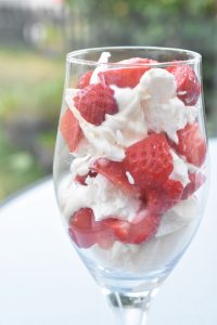 Eton mess med jordbær, flødeskum & marengs