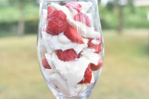 Eton mess med jordbær, flødeskum & marengs