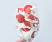 Eton mess med jordbær, flødeskum & marengs