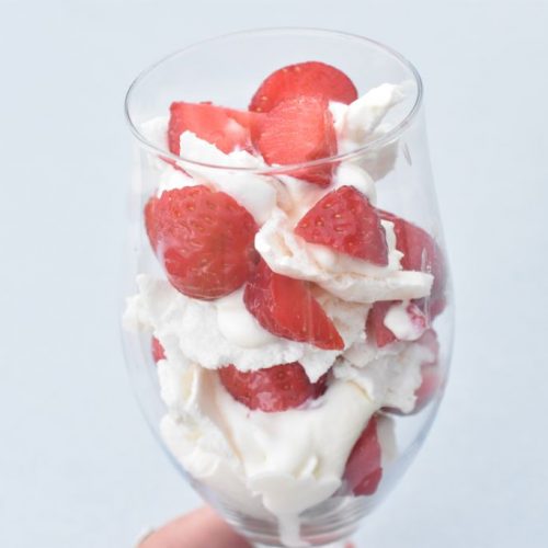 Eton mess med jordbær, flødeskum & marengs