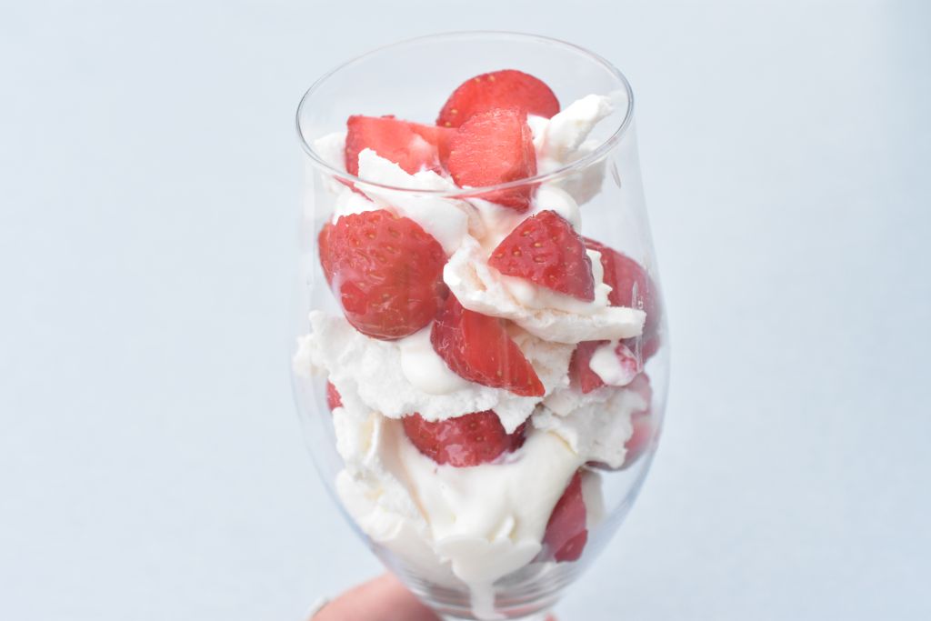 Eton mess med jordbær, flødeskum & marengs
