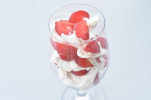 Eton mess med jordbær, flødeskum & marengs