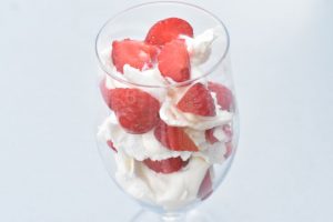 Eton mess med jordbær, flødeskum & marengs