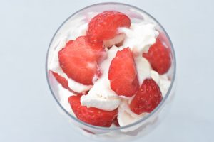 Eton mess med jordbær, flødeskum & marengs