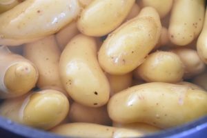 Nye danske kartofler med persille - kogetid 
