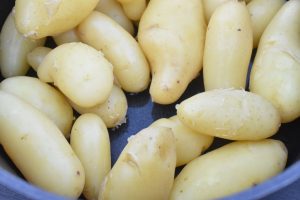 Nye danske kartofler med persille - kogetid 