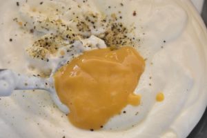 Kold kartoffelsalat med ymer, mayonnaise og ravigotte