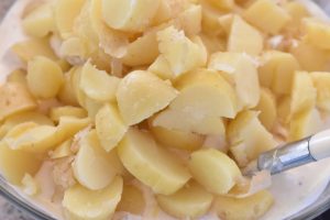 Hjemmelavet kartoffelsalat med ymer - opskrift