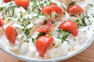 Kold kartoffelsalat med ymer, mayonnaise og ravigotte