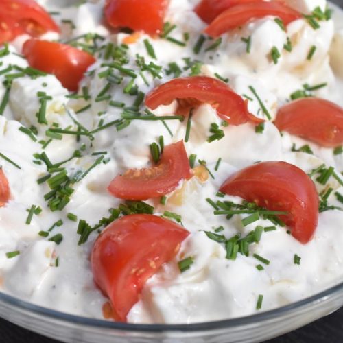Hjemmelavet kartoffelsalat med ymer - opskrift