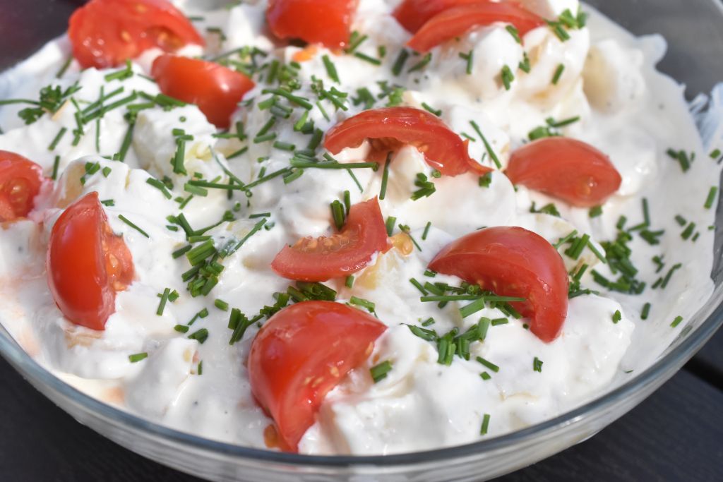 Hjemmelavet kartoffelsalat med ymer - opskrift