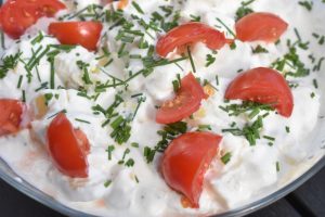 Kold kartoffelsalat med ymer, mayonnaise og ravigotte