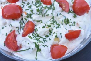 Kold kartoffelsalat med ymer, mayonnaise og ravigotte