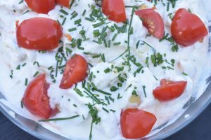 Kold kartoffelsalat med ymer, mayonnaise og ravigotte