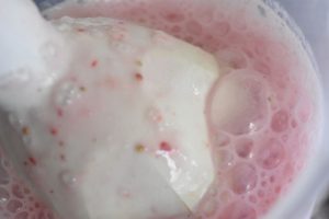 Jordbær smoothie - nem opskrift med yoghurt 